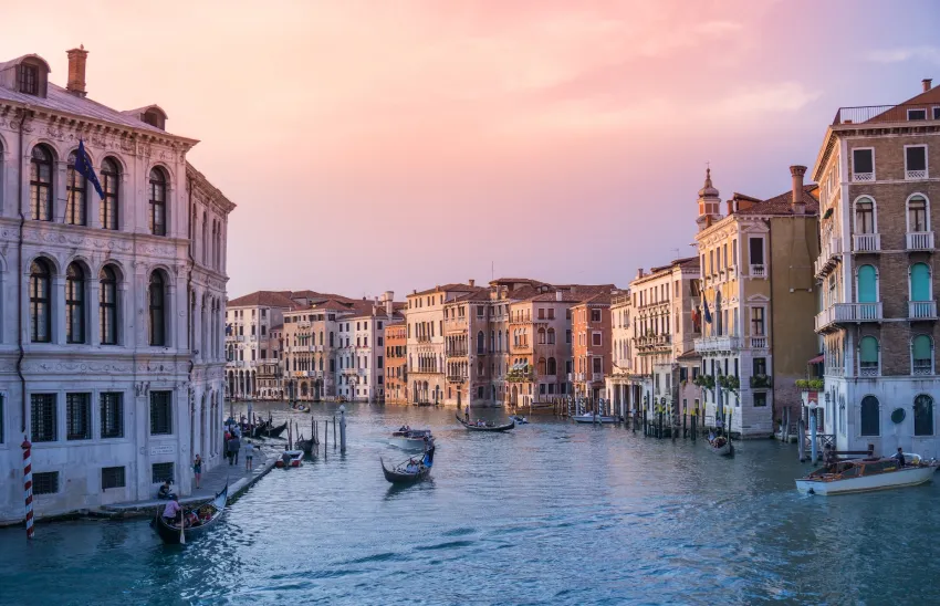 What to do at night in Venice: Discover the magic of Bar Do Draghi